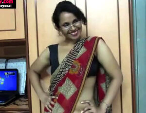 Indian aunty instructing romp unsheathing her titties