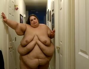 Queen of Gluttony: Fatty Posing